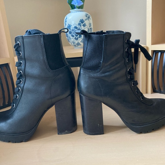 STEVE MADDEN LACE UP BOOTS - Picture 1 of 3